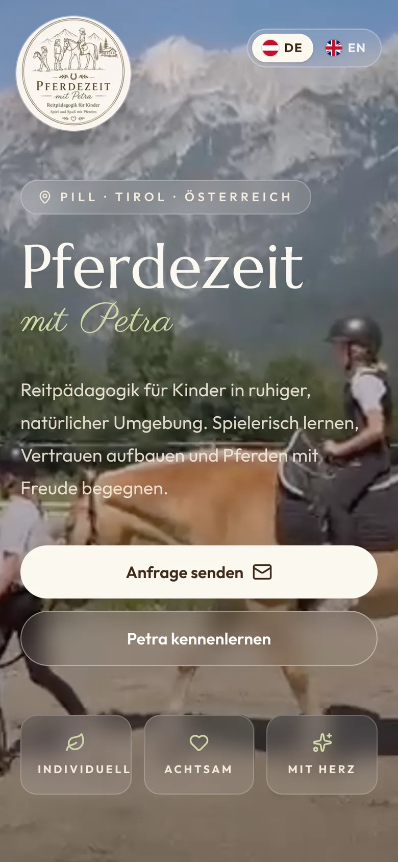 Mobile view of the Pferdezeit mit Petra website, screen 1